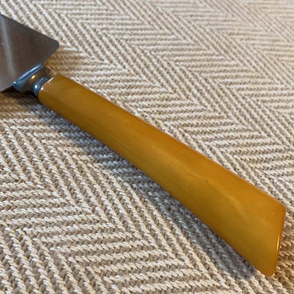 Burns MFG Co Bakelite cake pire server knife